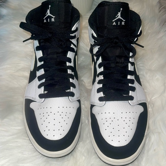 Jordan 1 mid black/white mens size 10 mint condition - Picture 15 of 16
